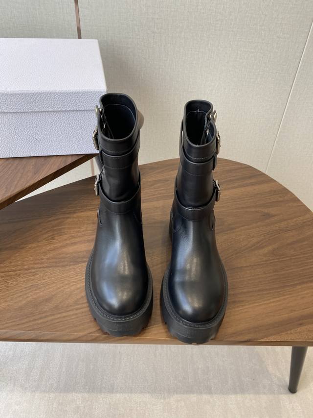Short boots and tall boots Di0R Dior's new autumn/winter 2025 high-top boots wi