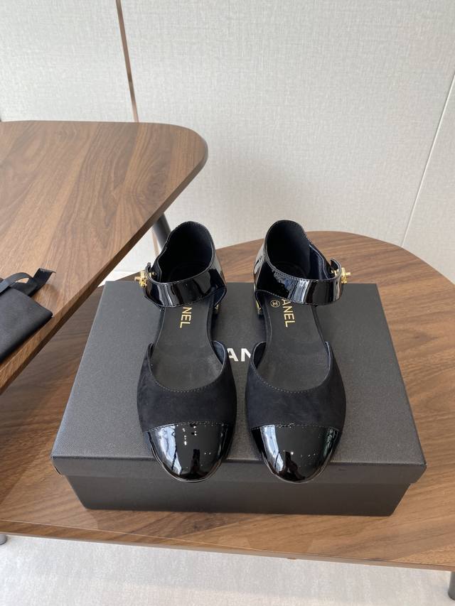 Chanel 25Ss Spring/Summer runway-inspired hollow sandals (DDD) are instantly cap