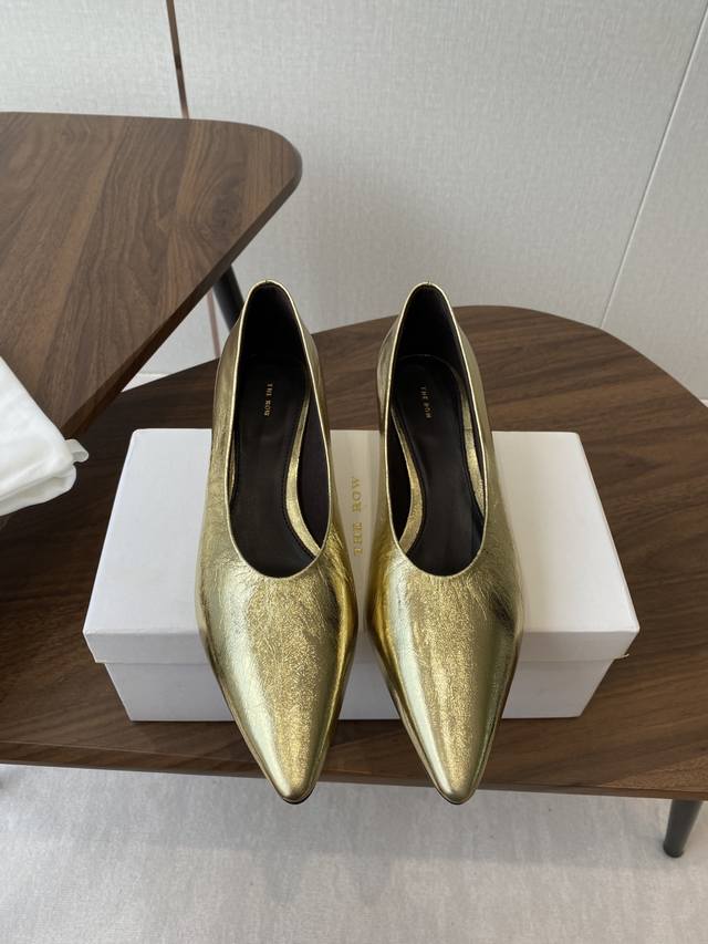 The Row 25Ss Spring/Summer new single shoe. This new model is a replica of the o