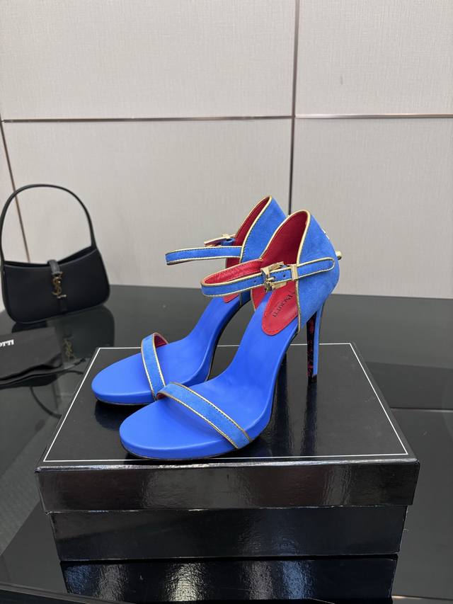 "A sharp blade piercing the heart" Cesare Paciotti Dagger High Heels Out of prin
