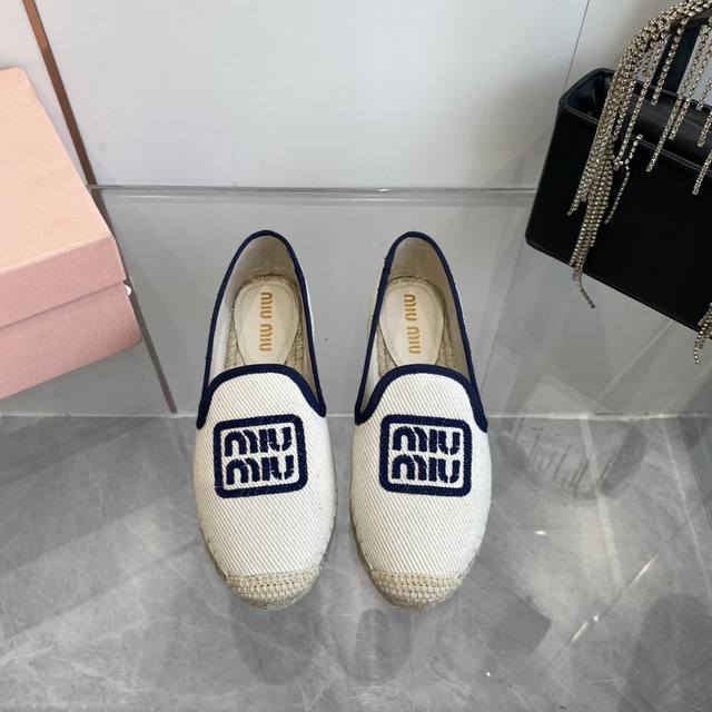Miumiu's new casual shoes, the fisherman's shoe DDD, feature a woven straw insol
