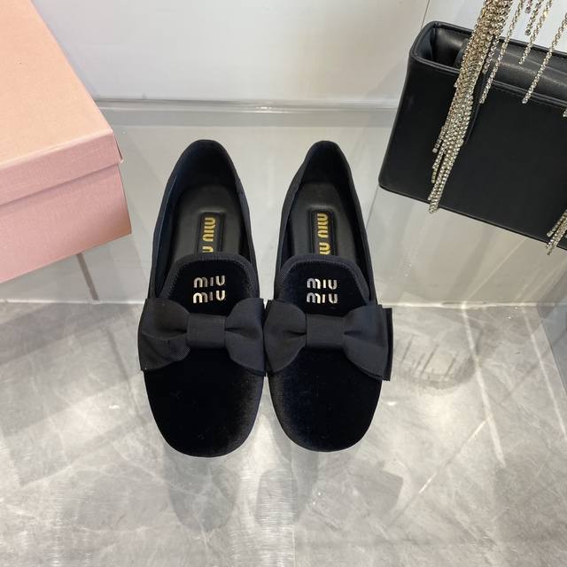 Miumiu Holiday Series Velvet Series Bow Loafers Exquisite and compact, versatile