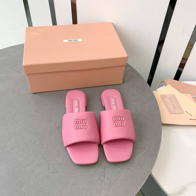 Factory-made, top-quality Miumiu new spring/summer low-heeled slippers! For the