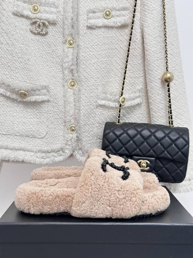 Factory Price: Chane* | Chanel's classic pearl double C furry slippers. These "
