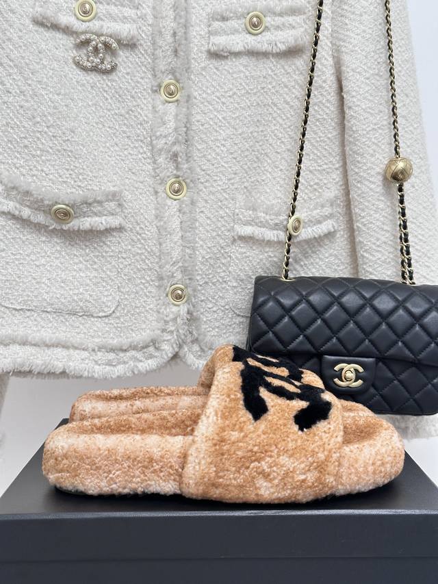 Factory Price: Chane* | Chanel's classic Double C furry slippers (DDD). These "