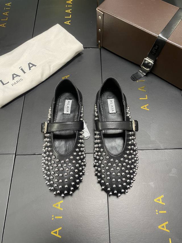 Alaia's new ballet flats! DDD's sweet and cool ballet style is a super popular b