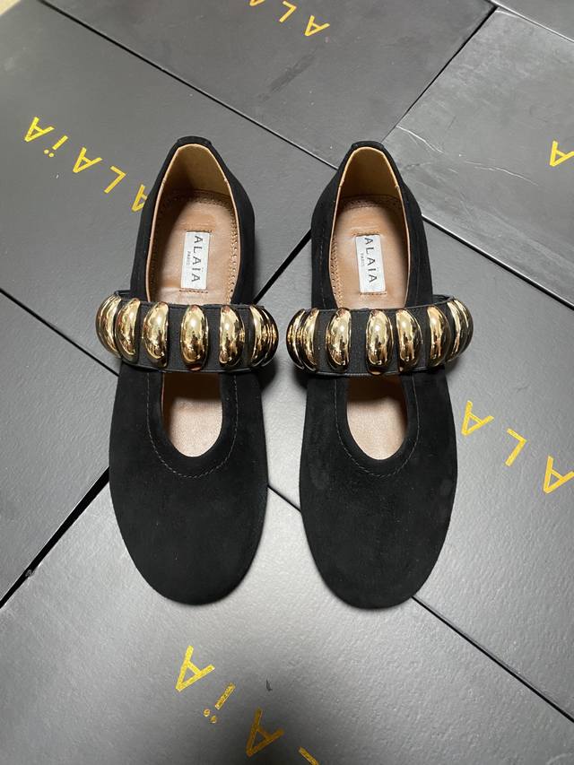 Alaia catwalk-style ballet flats! sweet and cool ballet style, a super popular b
