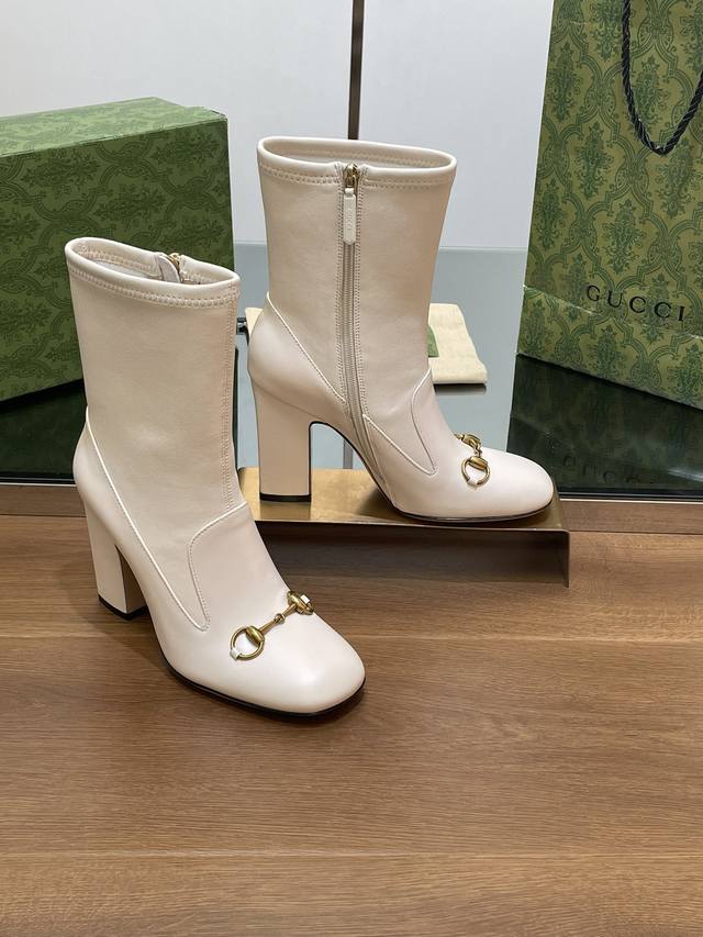 Guccl's high-end boutique, Gucci's new horsebit stretch boots for early fall. Th