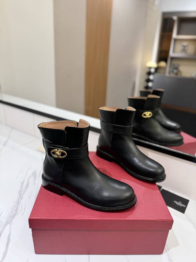 Valentino Garavanivl -V counter's latest knight short boots with V buckle lock d