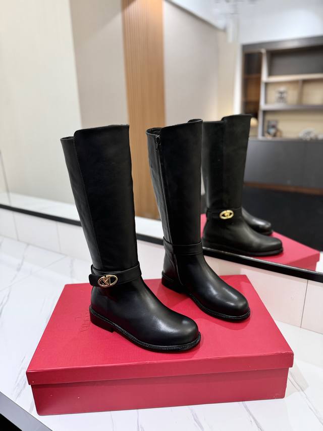 Valentino Garavanivl -V counter's latest knight boots. V buckle lock design on t