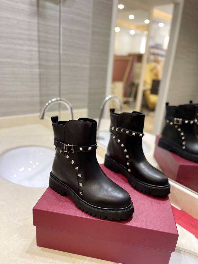 Valentino purchasing agent levelThe new season's Valentino boots are so beautifu