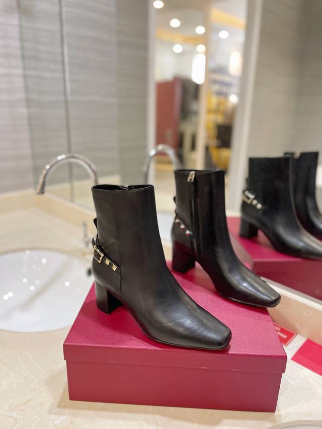Factory Price Pp Rockstud Calfskin Ankle Boots - Rivets with Metal Electroplati