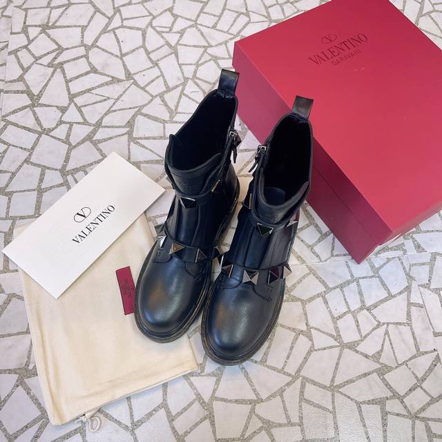 Valentino Onestud series autumn and winter boots are so beautiful! The textured