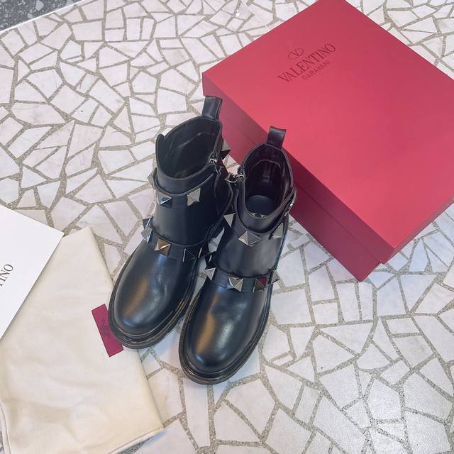 Valentino Onestud autumn/winter boots are so gorgeous! The textured hardware cre