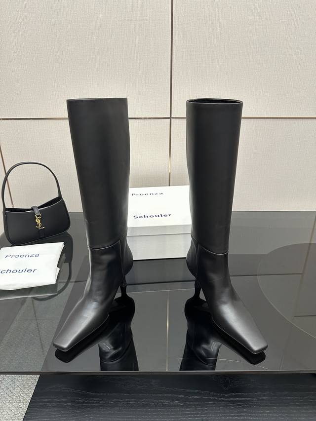 Proenzaschouler's new autumn and winter square-toed fashion boots always have th