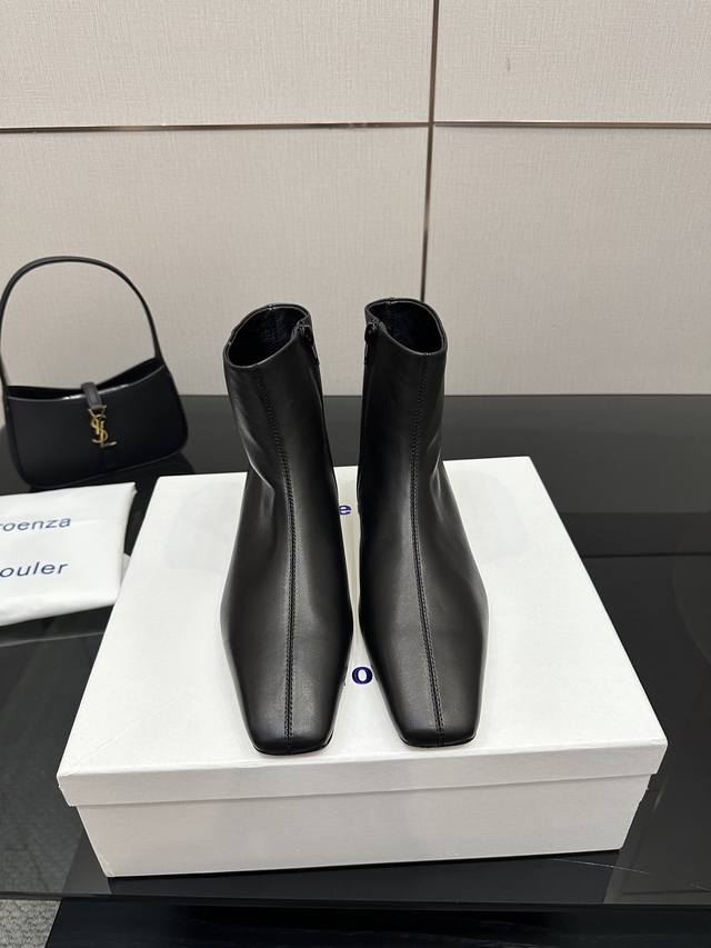Proenzaschouler's new autumn and winter square-toed fashion boots always have th