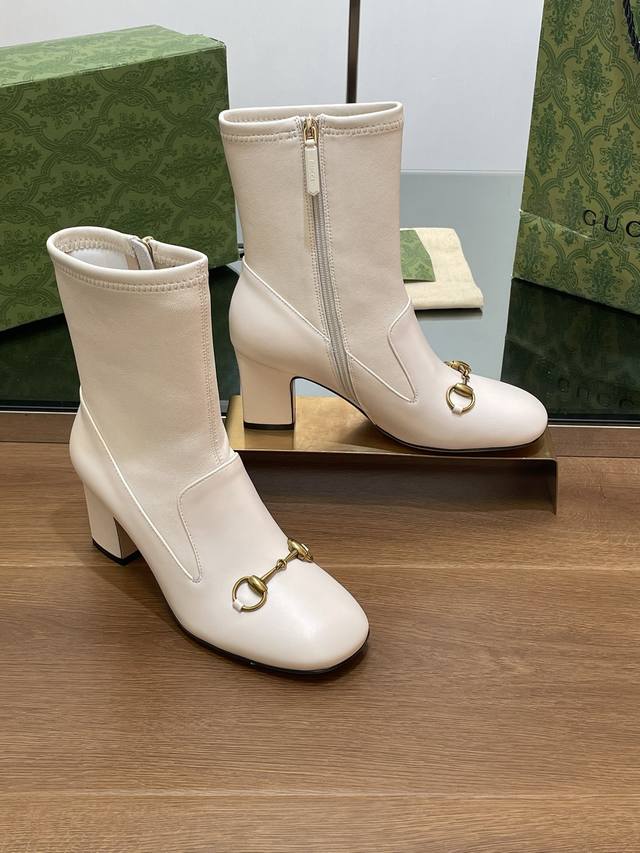Guccl's high-end boutique, Gucci's new horsebit stretch boots for early fall. Th