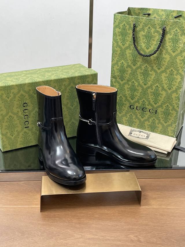 Actual price on Gucci's Autumn/Winter equestrian boots with a slim, horsebit-sty