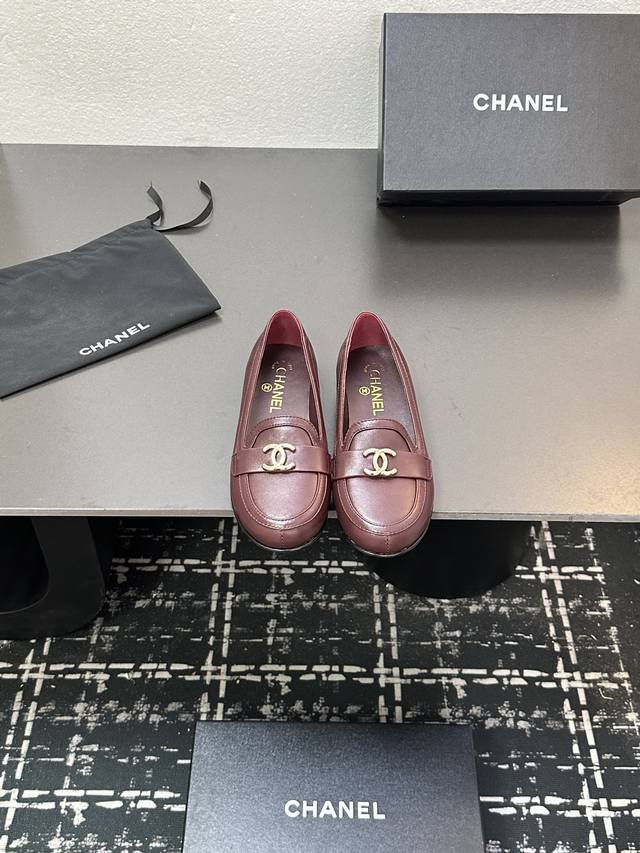 Chanel 25 Early Fall Edition, a minimalist yet sophisticated design, embellished