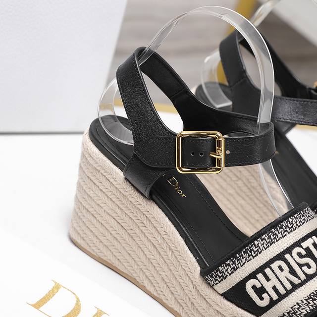 The highest edition 25Ss, new for spring and summer, is the Dior Dway Strap Wedg