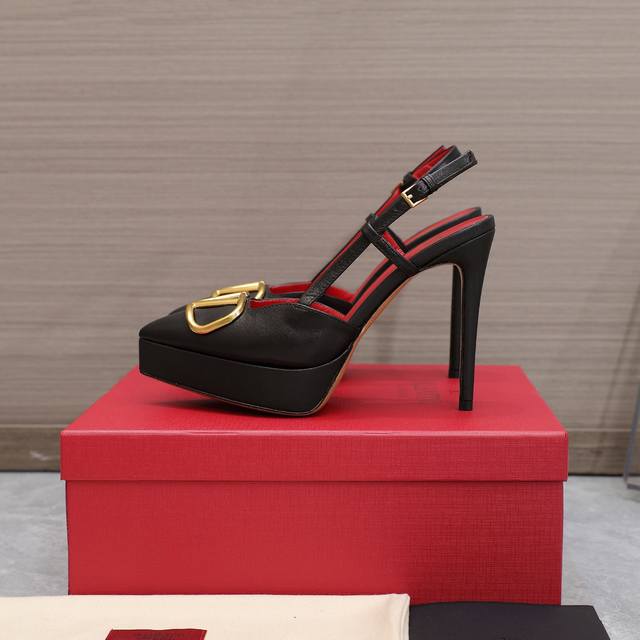 The highest version of the pointed toe series, Valentino Paris Fashion Week Spri