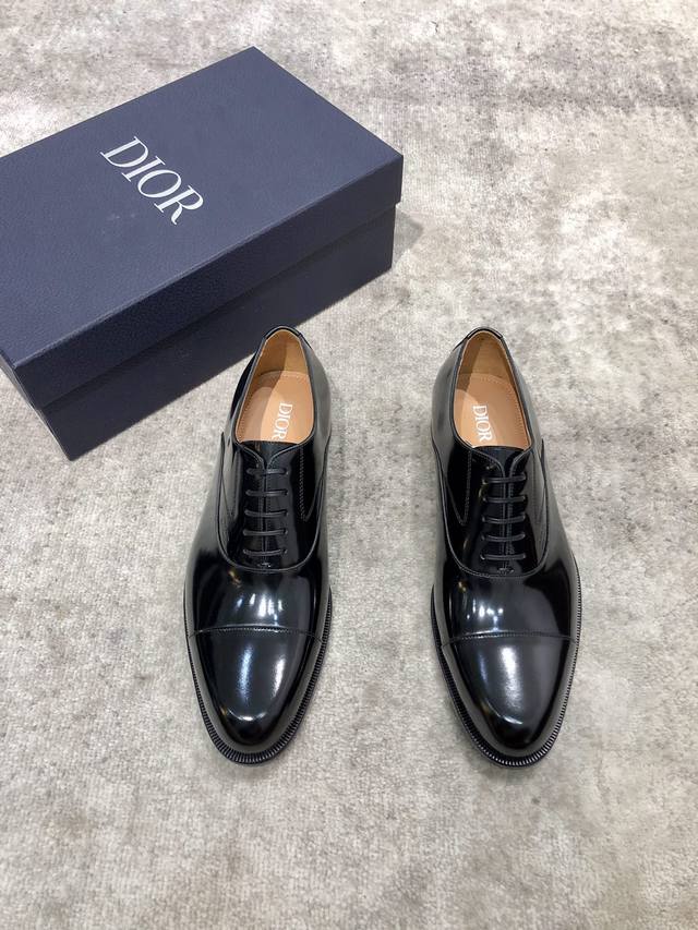 Dior new models are on sale at Dior counters at the same time. The upper is impo