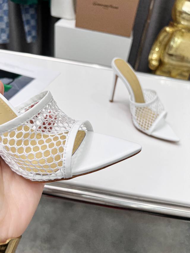 Gianvito Rossi Alisa Mule, an open-toe sandal perfect for any occasion. Handcraf