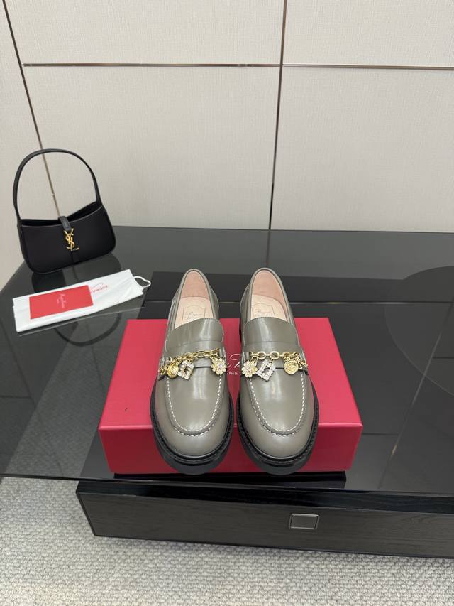 Roger Vivier Rv25Ss new rhinestone chain loafers This is a stylish must-have for