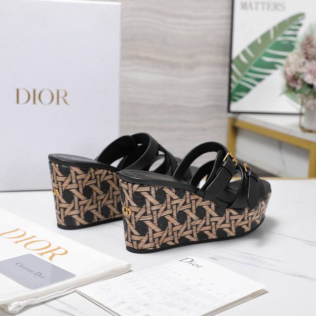 Dior Chrono high-top sandals. Simple and versatile. Perfectly luxurious, pair wi