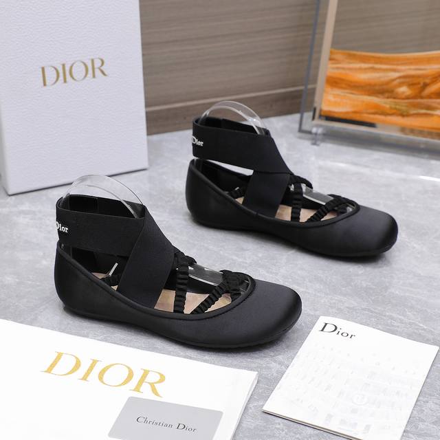 Dior's new ballet shoes have a relaxed and elegant atmosphere, and this shape is