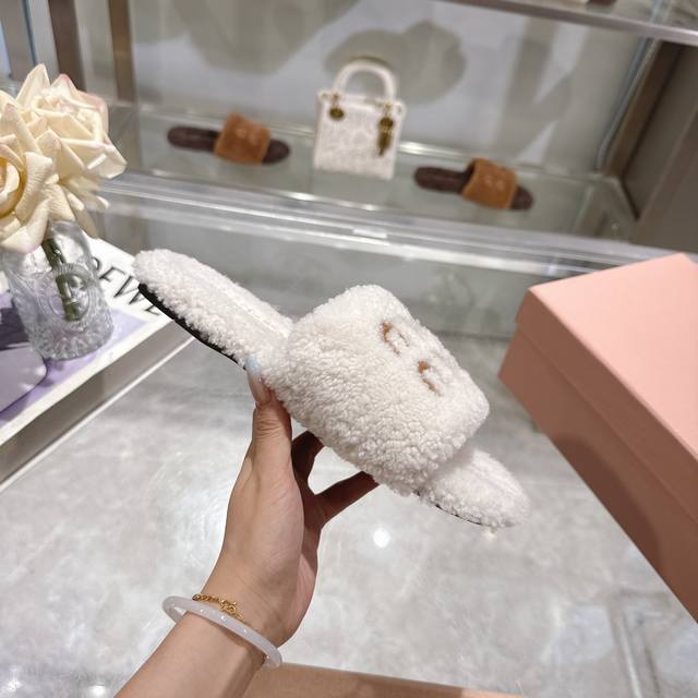 Miumiu classic autumn and winter furry slippers with lettering. There are so man