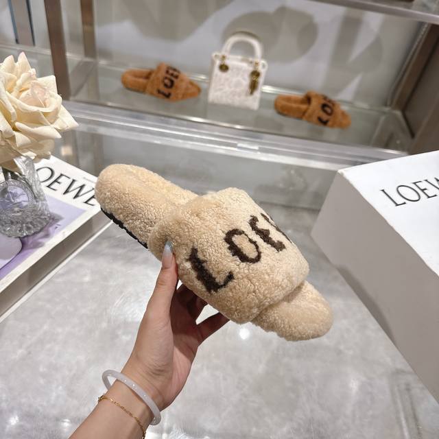 Loewe's classic autumn/winter lettered furry slippers DDD. There are so many bea