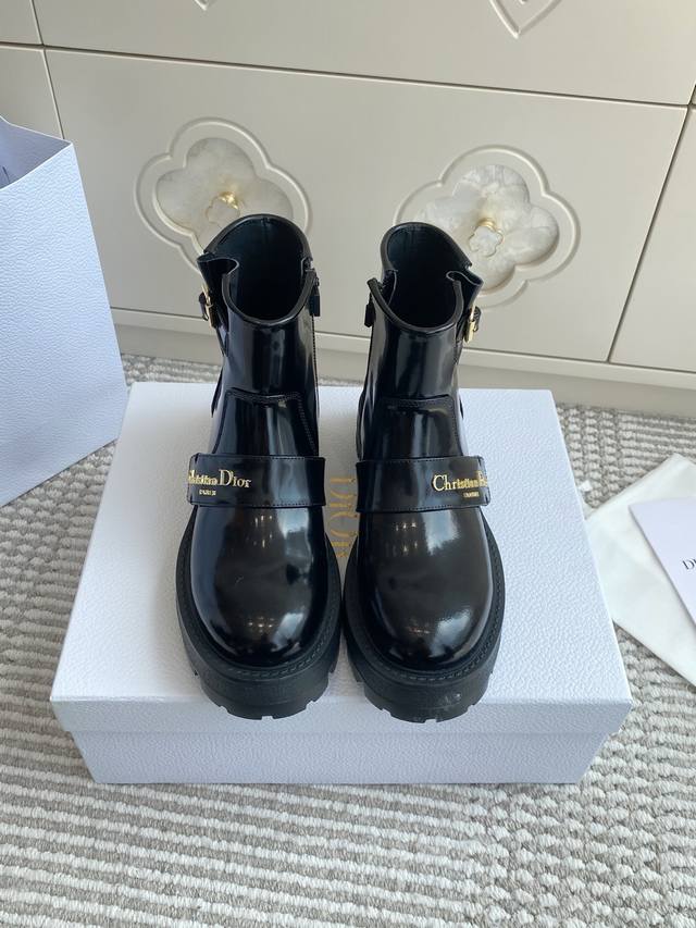 Dio*D's new fall/winter D-Qusetu motorcycle-style lettered platform ankle boots.