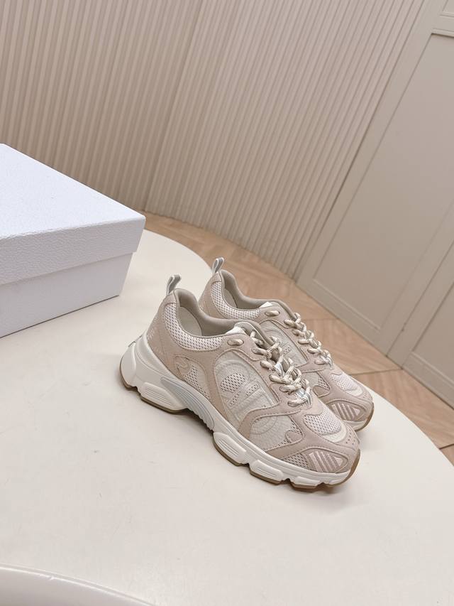 The latest two colors of Dior Chrono casual sneakers, running shoes, and dad sh
