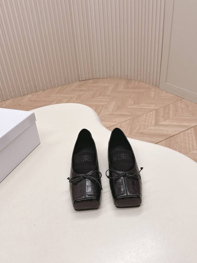 New fall/winter 25Ssmm6 Margiela's latest superb ballet flats, DDD, are sure to
