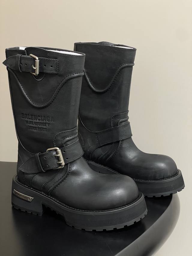 Balenciga's new fall/winter 25Fw Venom mid-calf boots feature a motorcycle-punk