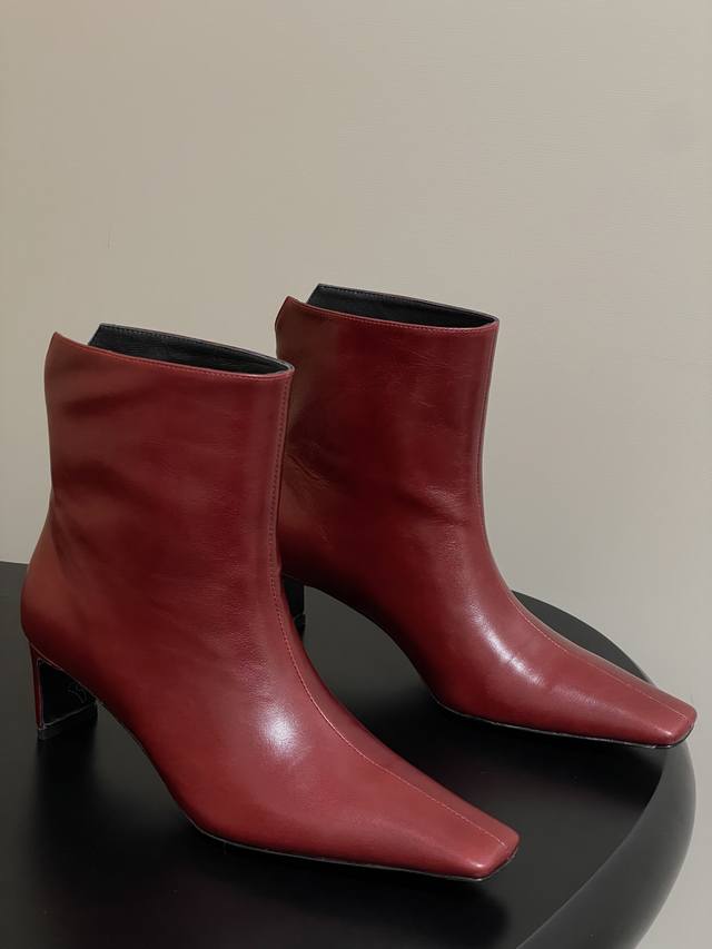 25Ss Fall/Winter new Khaite boots from the niche fashion brand, featuring a smal