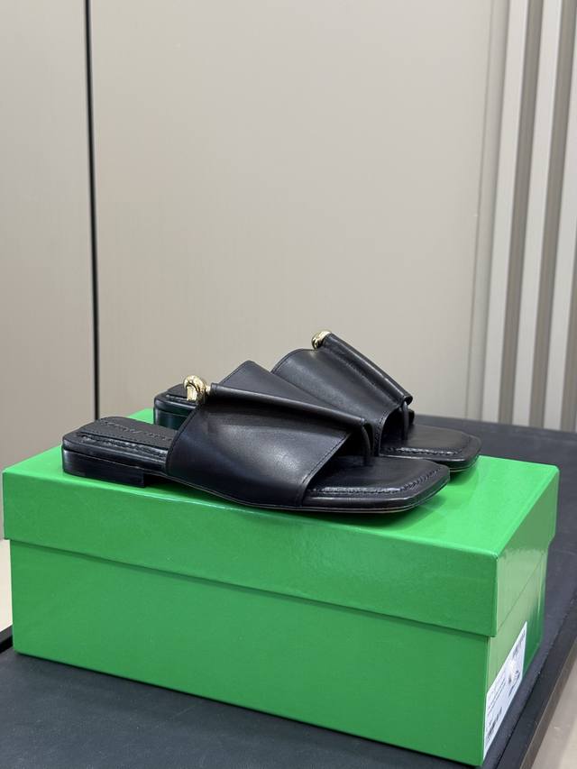 Bv's new slippers are a must-have for influencers! Bv Solstice Flat Thong These