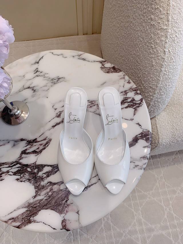 Christian Loubouti* New peep-toe high-heeled sandals with smooth curves that hig