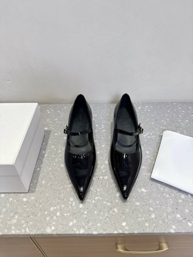 Khaite, a niche fashion brand, presents its new Spring/Summer 25Ss retro wedge-