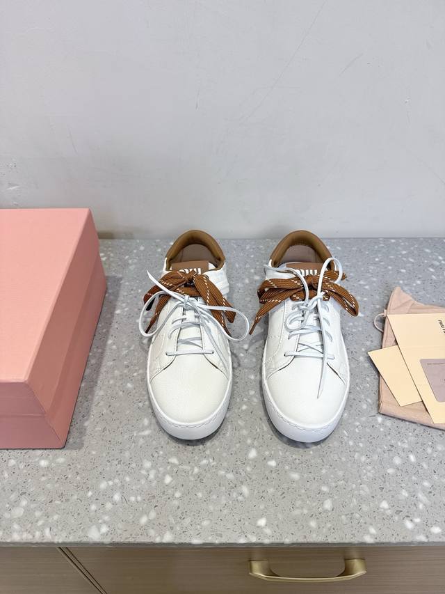 Miu Miu 25Ss new autumn and winter lace-up white casual shoes DDD. The unique co