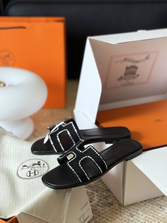 I-shaped slippers. Hermes Is A Classic Epic. Produced By Trading Company, Pure