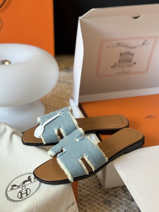 I-shaped slippers. Hermes Is A Classic Epic. Produced By Trading Company, Pure