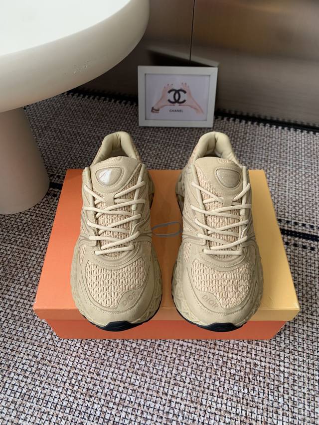 Dior X Kaws B35 capsule couple's collection hollow mesh sneakers DDD. This new s