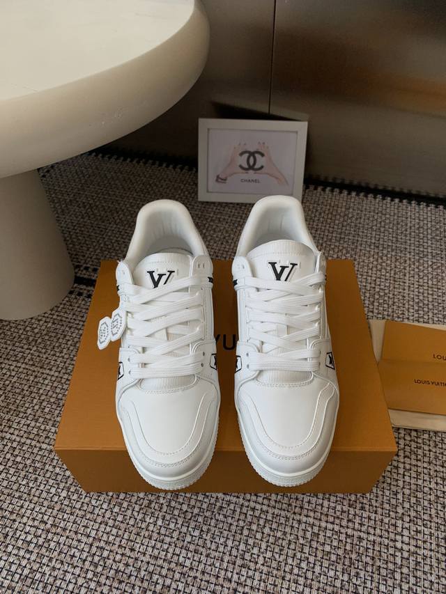 2670 The latest Lv Trainer series of new sports shoes. The entire pair of shoes