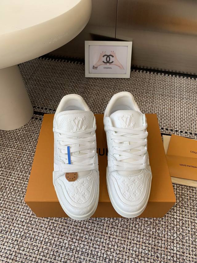 Men's 2025 Latest Lv Trainer Series Sports Shoes. Entire pair of shoes sourced