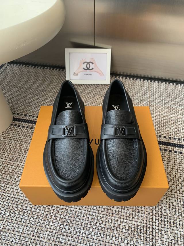Men's Lv Baroque loafers showcased avant-garde style at the 2025 Spring/Summer