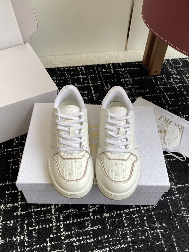 Dongguan purchasing agent-level official website synchronized box packaging Dior