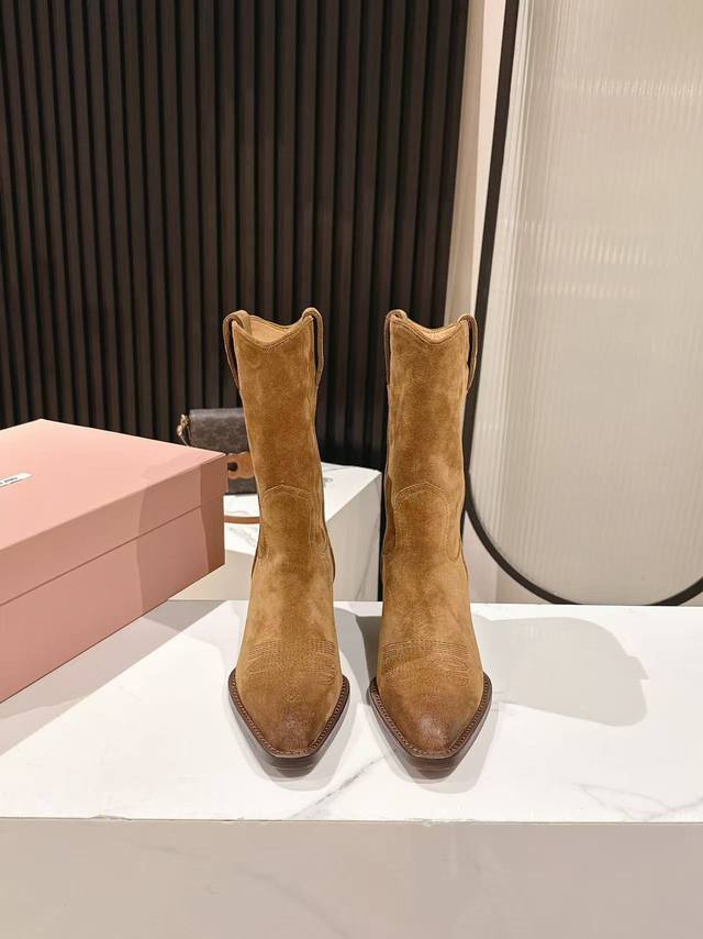 Miumiu's latest fall/winter Western cowboy boots, DDD. This year's most worthwhi