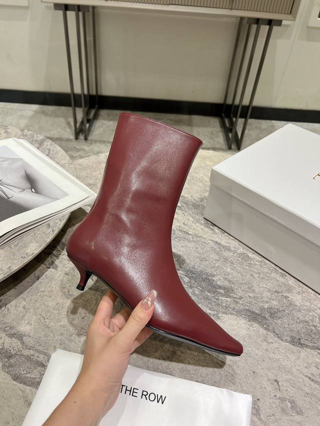 Niche fashion brand The Row's new autumn and winter kitten-heeled, square-toed a